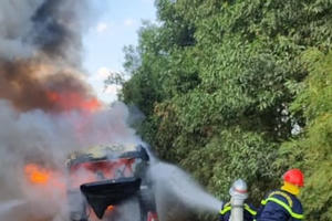 Xe khách chở 11 công nhân từ khu cách ly về quê bất ngờ bốc cháy dữ dội