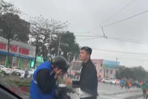 Xôn xao clip người đàn ông hành hung nam shipper giữa đường tại Nghệ An