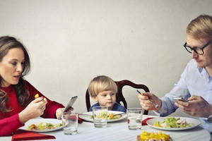 Internet - Kéo gần khoảng cách hay đẩy con người ngày càng xa cách?