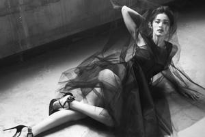 Hạ Vi đẹp hút hồn trong bộ ảnh khoe vai trần sexy