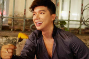 Nathan Lee diện hàng hiệu tiền tỉ ngồi ăn trái cây vỉa hè