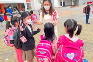 Hà Nội: Học sinh tiểu học háo hức tới trường sau một thời gian dài học online