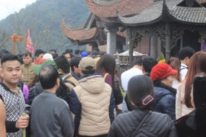 Hàng ngàn người về núi thiêng Yên Tử dâng hương ngày khai hội