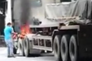 Xe container bốc cháy dữ dội trên vành đai 3