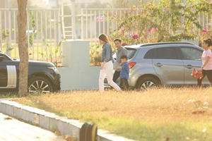 Hồ Ngọc Hà và Cường Đô la vui vẻ dắt con đi xem nhạc kịch