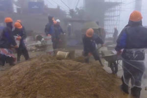 Hành trình hơn 800 ngày đêm cõng sắt đá tới lưng trời