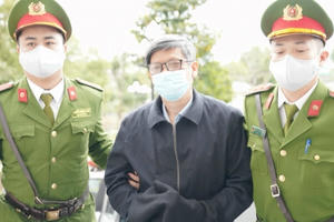 Hình ảnh 2 cựu Bộ trưởng và các bị cáo trong vụ Việt Á bị dẫn giải đến tòa