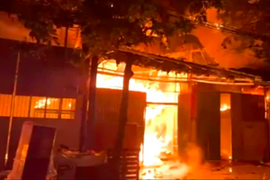 100 cảnh sát gồng mình khống chế đám cháy tại 5 hộ gia đình ở Vĩnh Phúc