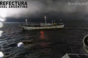 Tàu Argentina nổ súng, rượt đuổi theo tàu cá Trung Quốc đánh bắt trái phép