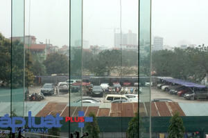 Hà Nội: Gần 10 năm không "dẹp" được bãi xe trái phép tại quận Cầu Giấy? Hà Nội: Gần 10 năm không "dẹp" được bãi xe trái phép tại quận Cầu Giấy?