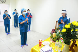 Nữ điều dưỡng mất cha, không thể về chịu tang vì phải chống dịch Covid-19