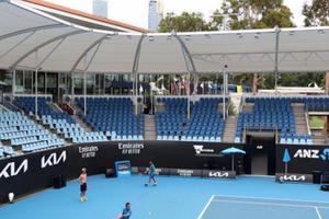 500 tay vợt và quan chức bị cô lập