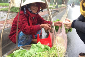 Hình ảnh người dân Huế mưu sinh trong tiết trời lạnh giá