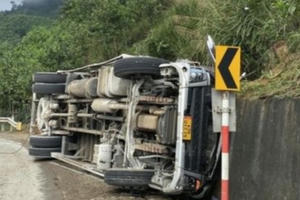 Quảng Nam: 3 người tử vong khi xe tải lao vào taluy bên đường.