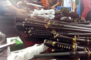 Cảnh sát đặc nhiệm đột kích 'kho' vũ khí ở Sài Gòn