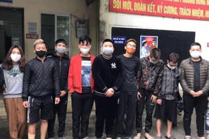 Bất chấp lệnh cấm tụ tập, 2 cô gái cùng 9 nam thanh niên tụ tập sử dụng cần sa trái phép Bất chấp lệnh cấm tụ tập, 2 cô gái cùng 9 nam thanh niên tụ tập sử dụng cần sa trái phép