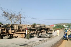 Lâm Đồng: Xe tải chở xi măng lật ngửa trên Quốc lộ