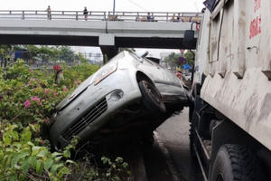 Xế hộp Chevrolet bị xe ben cất bánh, nằm vắt vẻo trên quốc lộ 1 Xế hộp Chevrolet bị xe ben cất bánh, nằm vắt vẻo trên quốc lộ 1