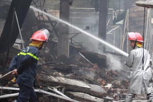 Cảnh sát PCCC nói gì trước thông tin xe cứu hỏa đến chợ Quang quá chậm?