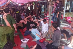 Bắc Kạn: Hàng trăm cảnh sát đột kích sới bạc “khủng”, tóm gọn nhiều... “quý bà"