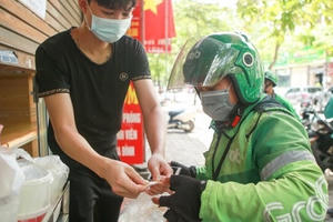 Hà Nội: Shipper giao đồ ăn tại 19 quận, huyện phải đáp ứng điều kiện gì?