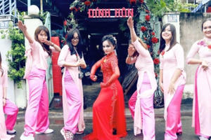 Cười nghiêng ngả với chùm ảnh tạo dáng "bá đạo" trong lễ đính hôn