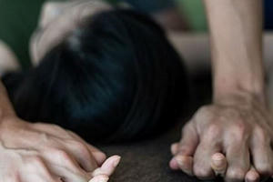 Tới nhà bạn nhậu say, bé gái bị hai thanh niên hiếp dâm