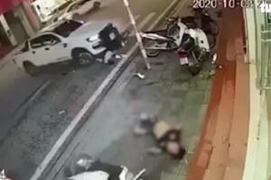 Clip: Kinh hoành cảnh xe máy lao "như đạn" húc trực diện xe bán tải nạn nhân bay lên vỉa hè bất tỉnh