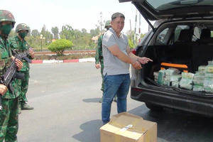 Long An: Khởi tố 3 đối tượng vận chuyển trái phép 26kg ma túy và 12 bánh heroin