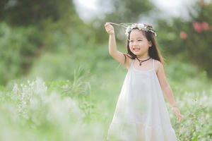 Ngắm "thiên thần nhí" hồn nhiên trên cánh đồng hoa