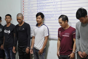 Công an mật phục bắt nhóm bảo kê thu mua sầu riêng