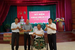 Tân Hiệp Phát cùng đoàn Thanh tra 6 bộ ngành thăm tặng quà thương binh nặng