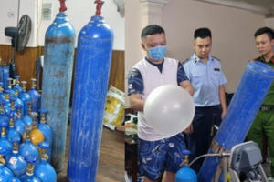 Thu giữ gần 200 bình khí cười tại quận Thanh Xuân