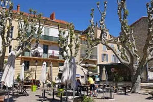 'Mây mưa' trên ban công, đôi tình nhân ngã lộn cổ xuống đất