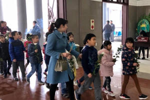 Vĩnh biệt cô gái nhỏ trao tặng ánh sáng khi qua đời