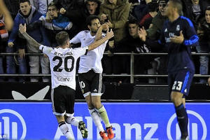 “Real cầm vàng lại để vàng rơi, vàng rơi không tiếc, tiếc công cầm vàng”