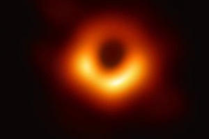 Bức ảnh Hố đen vũ trụ đầu tiên chói đỏ