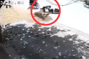 Video: 2 nữ sinh gặp tai nạn thương vong do đi vào dải thóc người dân phơi trên đường