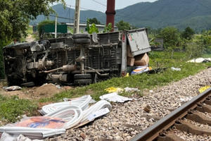 Băng qua đường ngang xe tải bị tàu hỏa tông bay, hai người thương vong