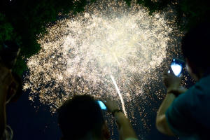 TP HCM: Hàng nghìn người đổ về Công viên Đầm Sen xem bắn pháo hoa