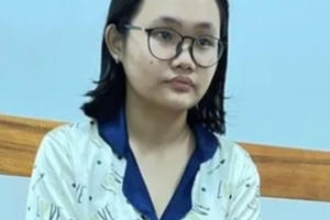 Con gái đầu độc cha đẻ rồi mua xăng đốt nhà để che giấu hành vi phạm tội