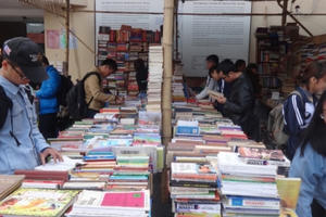 Tới Hội chợ sách cũ Hà Nội tại Văn Miếu - Quốc Tử Giám 'săn' sách độc, lạ Tới Hội chợ sách cũ Hà Nội tại Văn Miếu - Quốc Tử Giám 'săn' sách độc, lạ