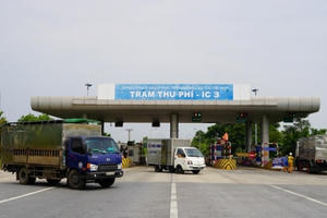 Bị "cấm cửa" vào Hà Nội, vì sao tài xế phải nộp phí cao tốc để quay đầu?