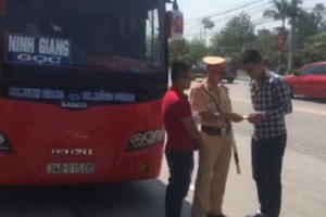 Tước giấy phép, phạt 25 triệu đối với xe khách 29 chỗ nhồi nhét 82 khách