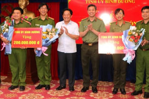 Khen thưởng đột xuất lực lượng Công an tỉnh Bình Dương