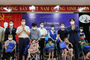 Hơn 200 người khuyết tật tại Bắc Ninh được trao tặng xe lăn