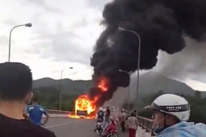 Thừa Thiên Huế: Xe khách đang lưu thông đột ngột bốc cháy trên cầu Tuần