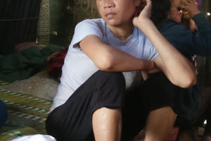 Ăn gạo quà Tết có mùi bột giặt, người nghèo nhập viện