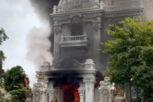 Quảng Ninh: Biệt thự trăm tỷ bất ngờ bốc cháy dữ dội