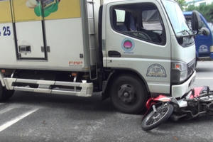 TP HCM: Xe máy va chạm với xe tải, 1 người tử vong